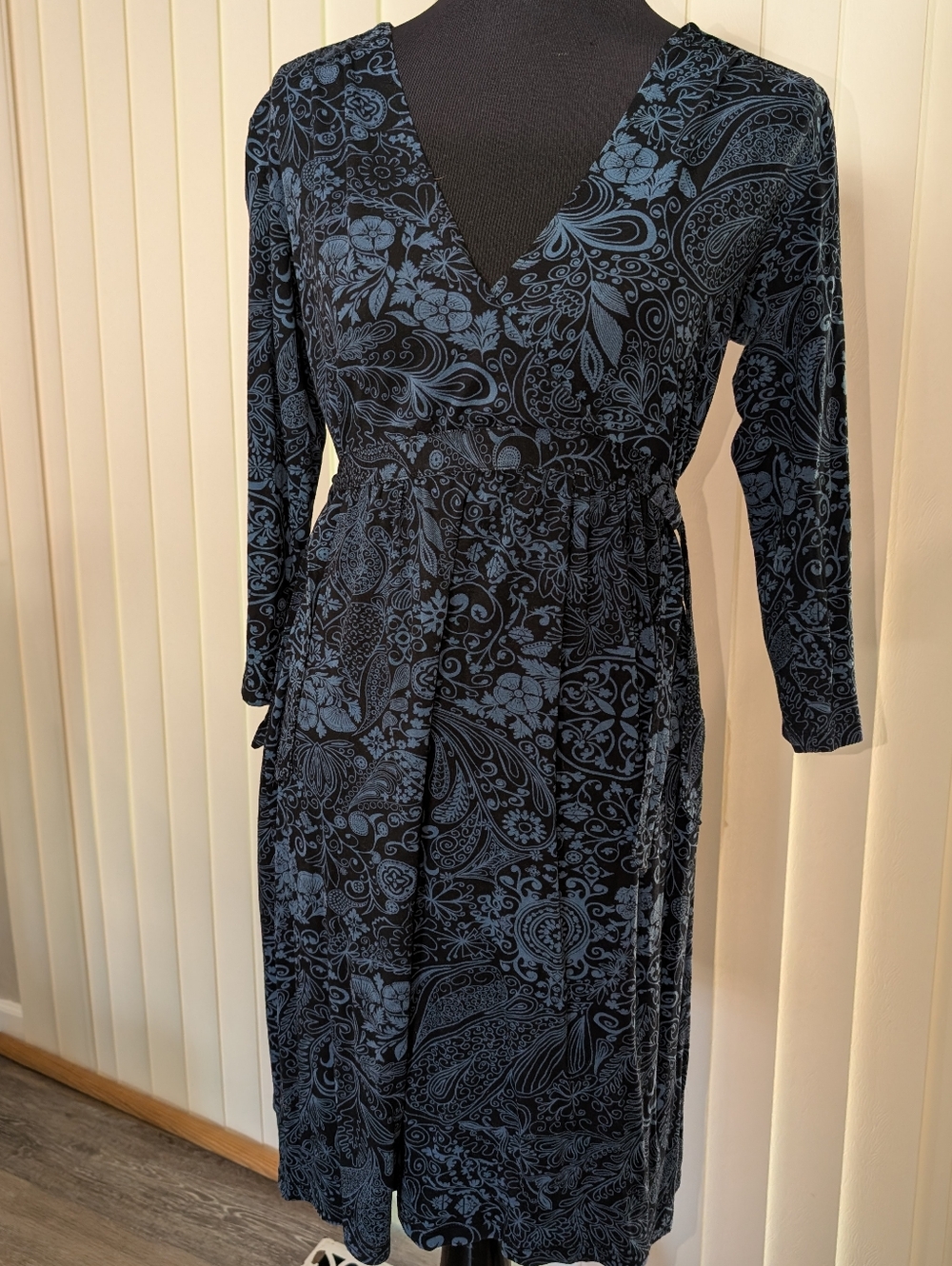 Athleta V Neck Floral Paisley Stretch Knit Tie Waist Dress